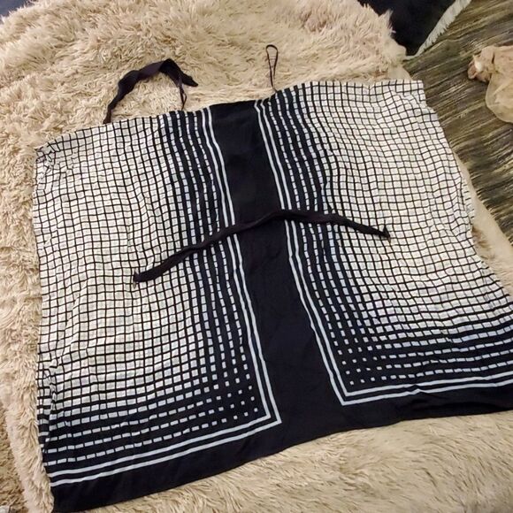 Beautiful blue & white Michael Kors top - Picture 8 of 8